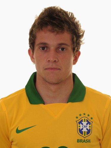巴西足球运动员伯纳德